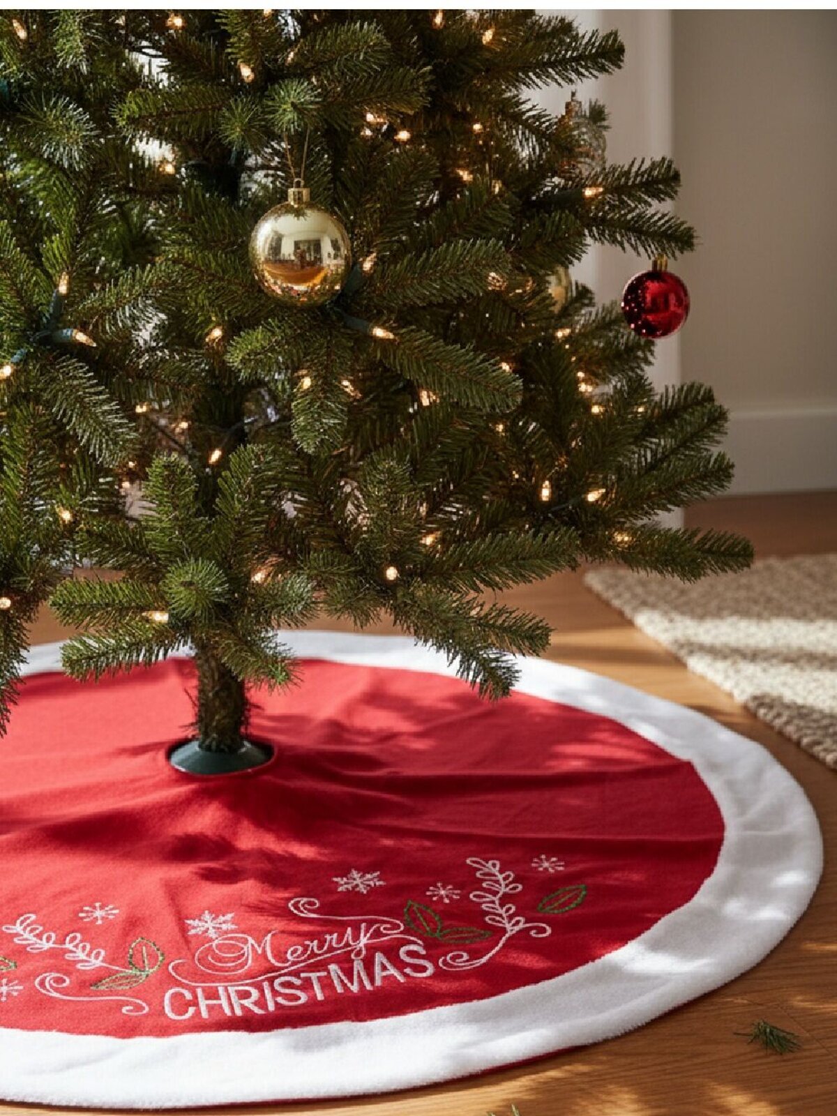 1m Red Fleece & White Faux Fur Embroidered Foliage Christmas Tree Skirt — image 4
