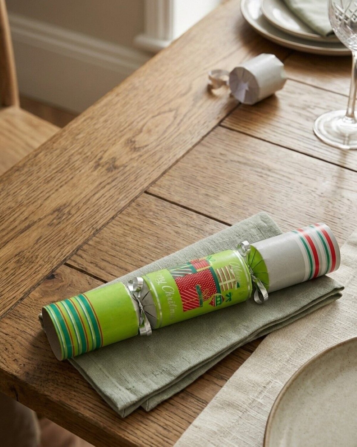 50x Gifts & Baubles Retro Look Christmas Bon Bons (Crackers) | 29cm — image 4