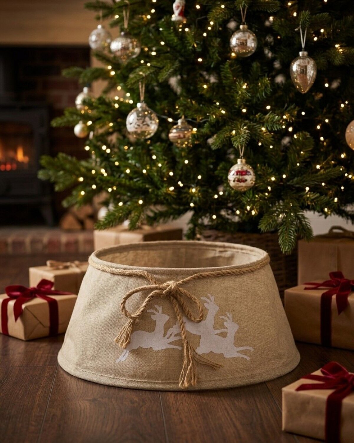 62cm Burlap & Prancing Reindeer Christmas Tree Collar With Rope Bow — image 2