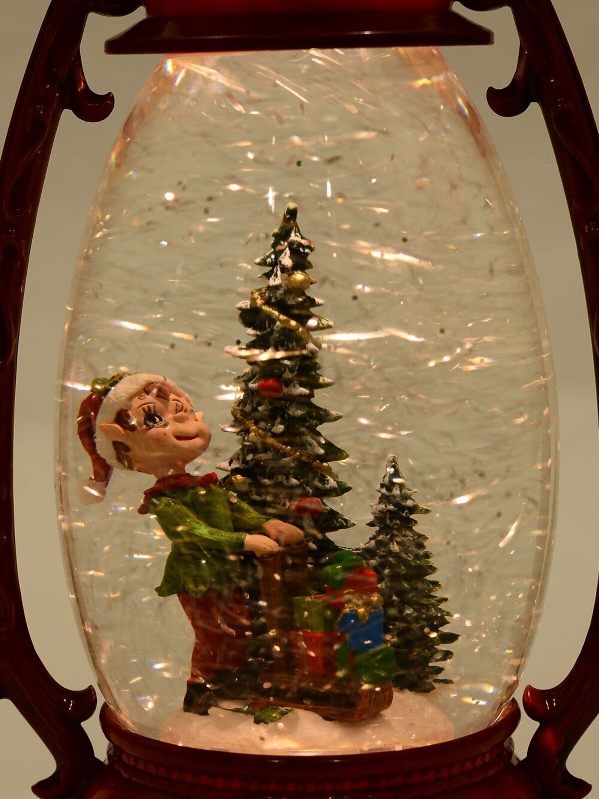 24cm Elf With Gifts On A Sled Snow Globe Hurricane Lantern — image 5