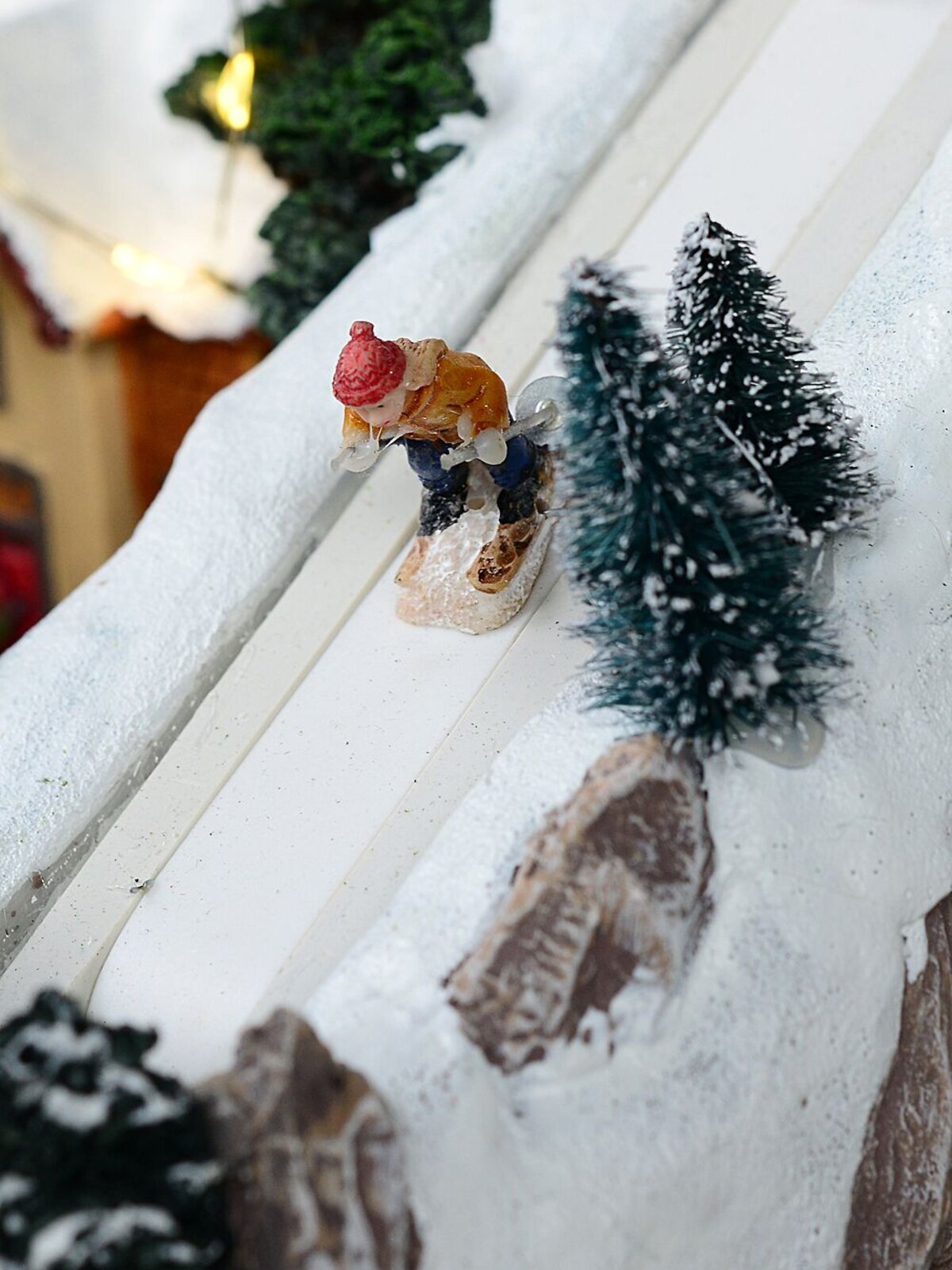 28cm Santa's Piste & Decorating The Town Centre Tree Village Scene — image 8