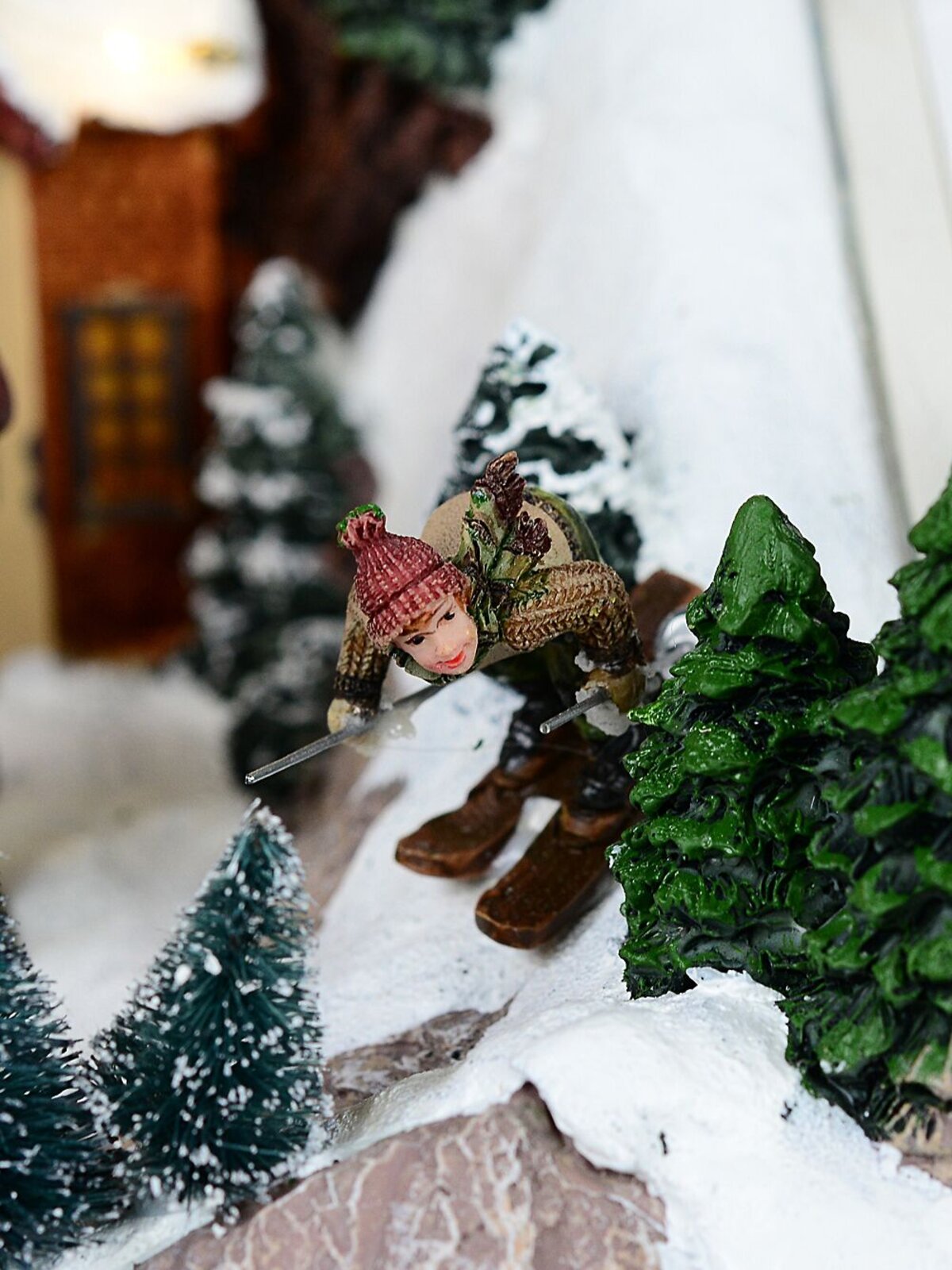 28cm Santa's Piste & Decorating The Town Centre Tree Village Scene — image 9