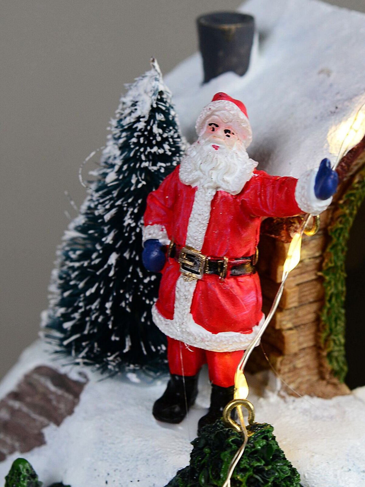 28cm Santa's Piste & Decorating The Town Centre Tree Village Scene — image 6