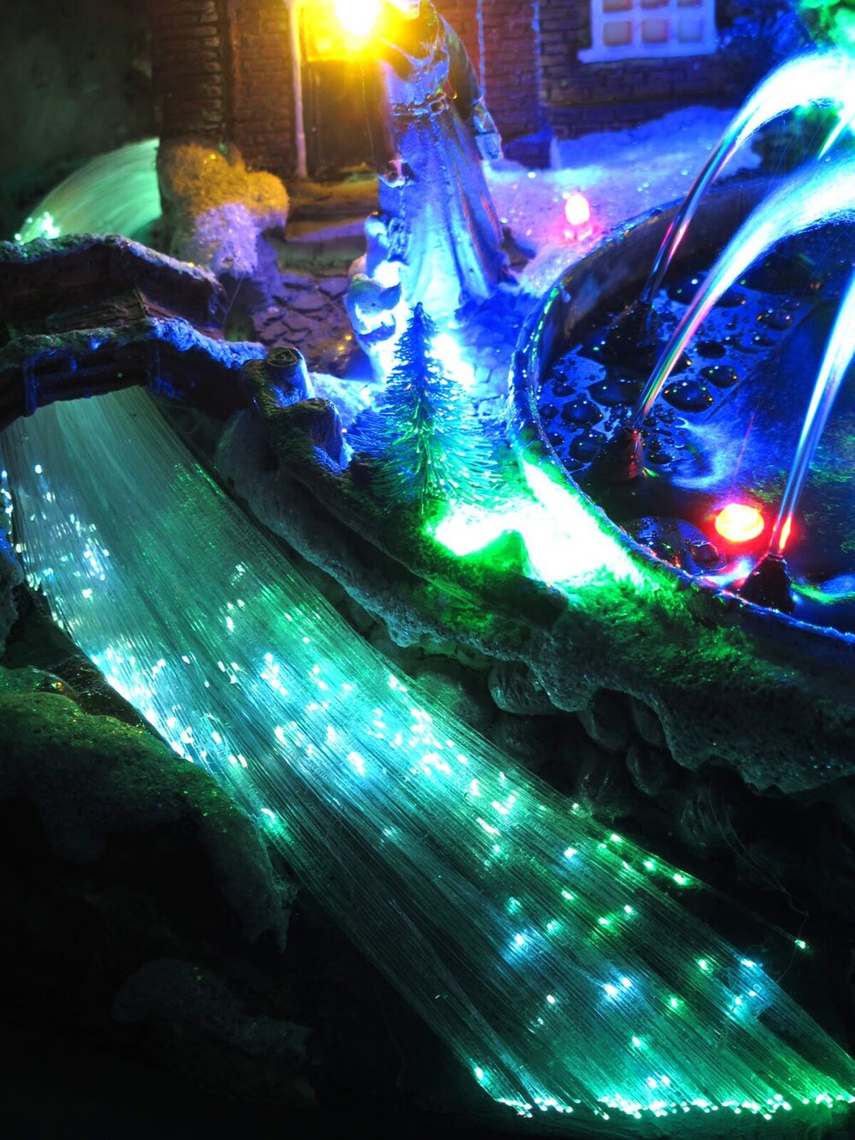 Illuminated & Animated Town Scene With Water Fountain Ornament - 27cm — image 9