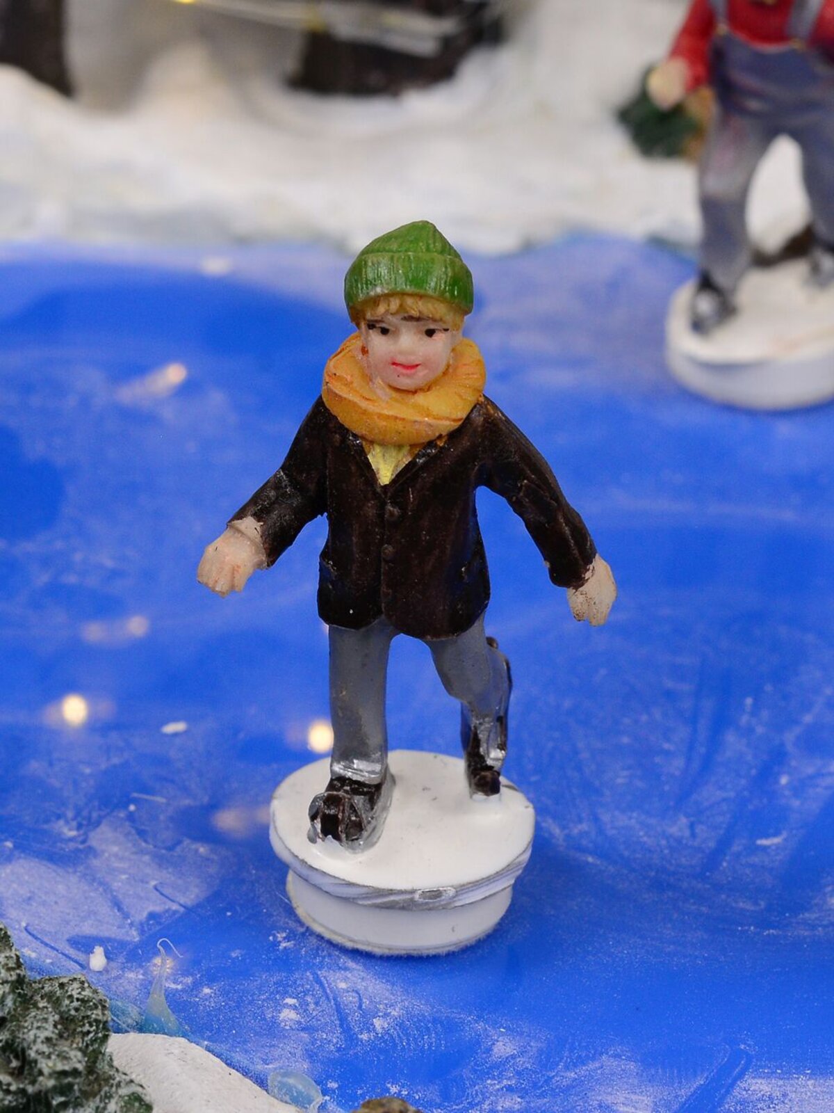Pond Skating Christmas Scene With Santa, Reindeer & Christmas Critters - 33cm — image 9