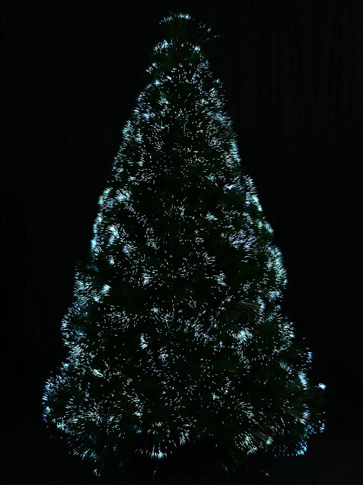 The Majestic Aurora Fibre Optic Christmas Tree With 612 Pine Needle Tips - 1.8m — image 2