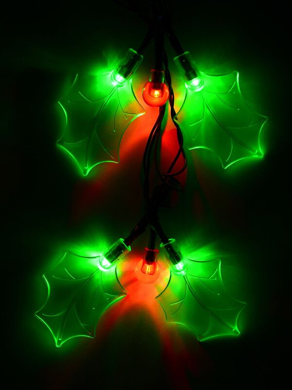 120 Red & Green Holly Leaf LED String Lights - 2.9m