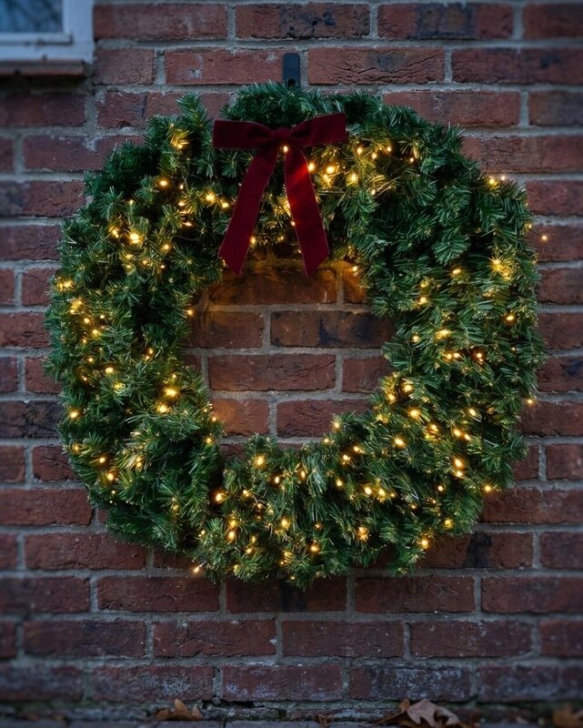 1.2m Grand Statement Pre-Lit Balsam Fir Christmas Wreath | 420 Tips & 180 LED — image 4