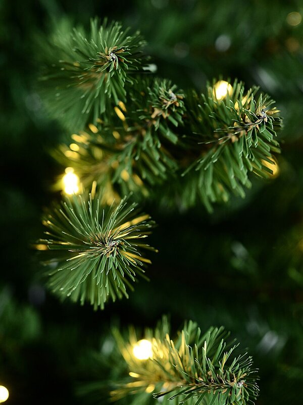 1.8m Pine Gorge Pre-Lit Tree With 602 Tips & 250 Warm White Lights — image 4