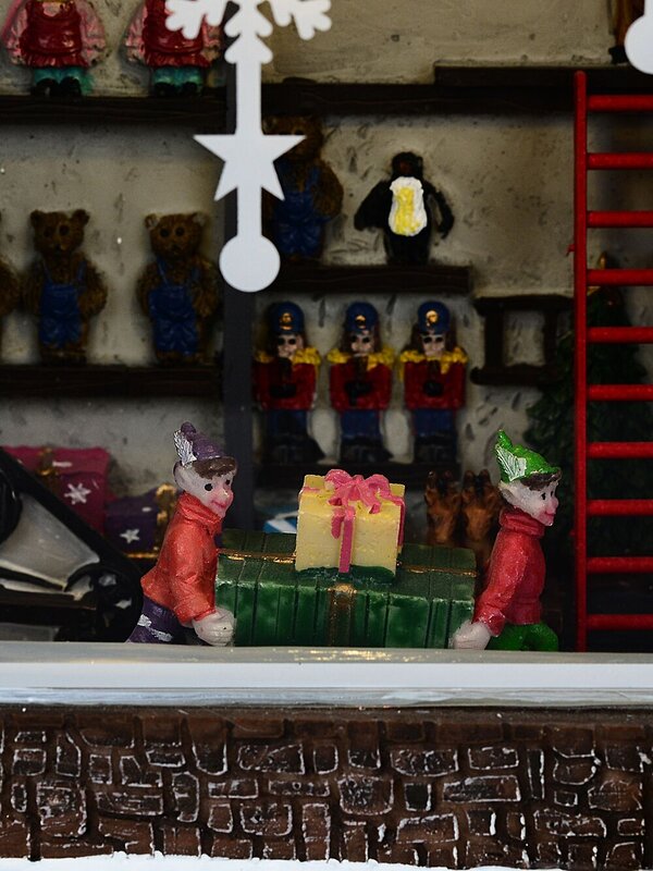 26cm Santa Toy Factory With Animated Elves LED Christmas Village Scene — image 5