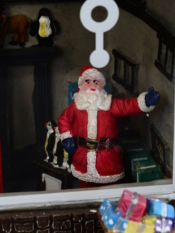 26cm Santa Toy Factory With Animated Elves LED Christmas Village Scene — image 7
