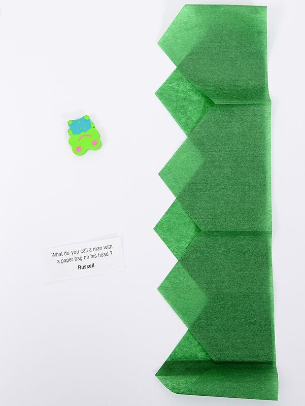 50x 30cm Natural Kraft With Red & Green Christmas Cracker Bon Bons — image 4