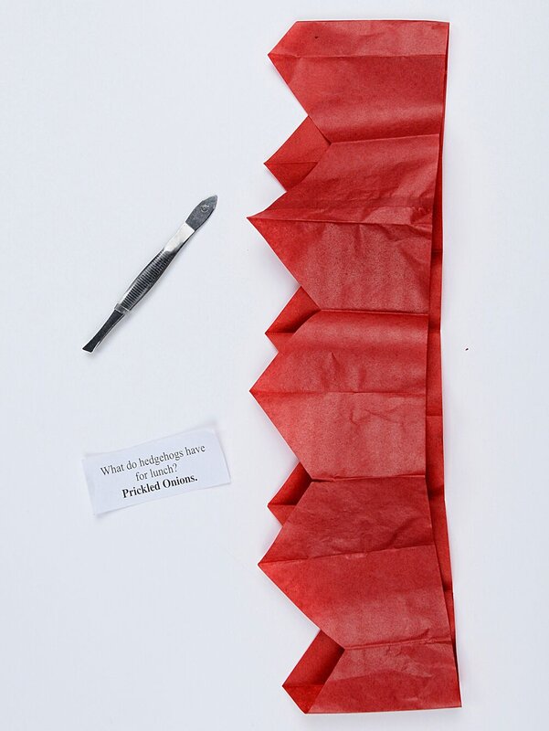 50x 30cm Red Shiny Stars Pattern On White Christmas Cracker Bon Bons — image 3