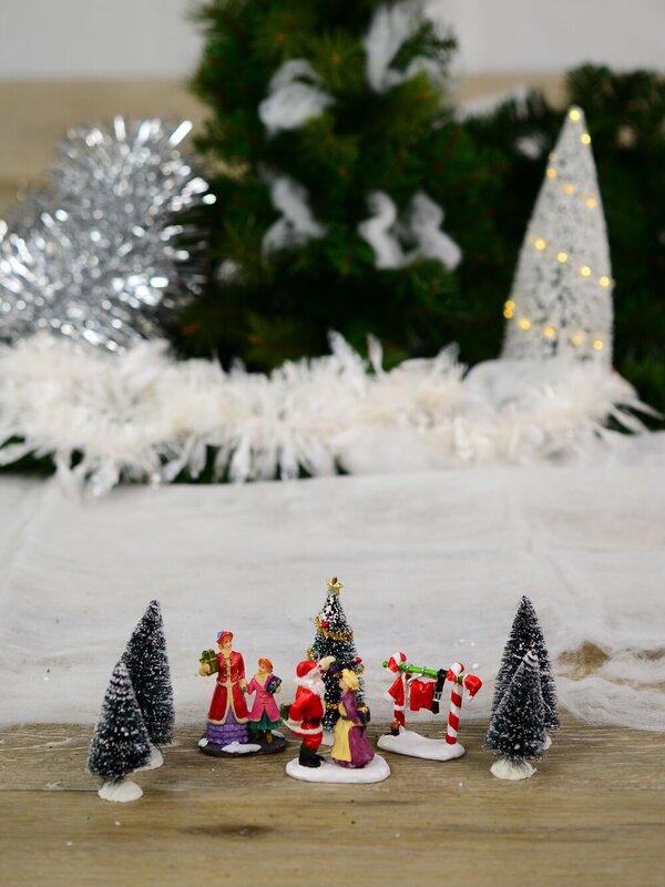 8 Piece Santa & Mrs Claus Getting Ready For Christmas Village Figurines — image 4