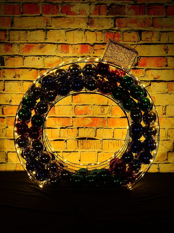 90cm Outdoor 3D Gold Wireframe Bauble LED Display With Metallic Baubles — image 2