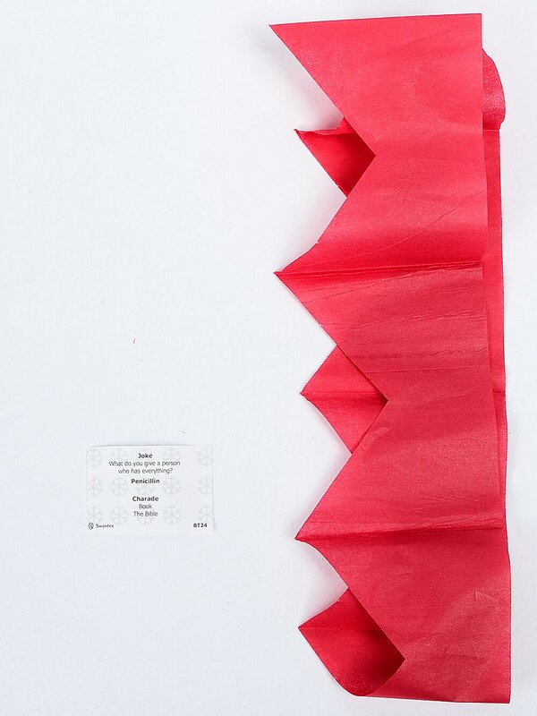 Cream With Red, Gold & Green Christmas Stars Cracker Bon Bons - 50 x 26cm — image 3