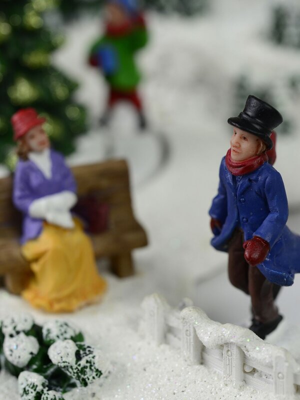 Illuminated & Animated Ice Skating Winter Christmas Eve Scene - 32cm — image 6