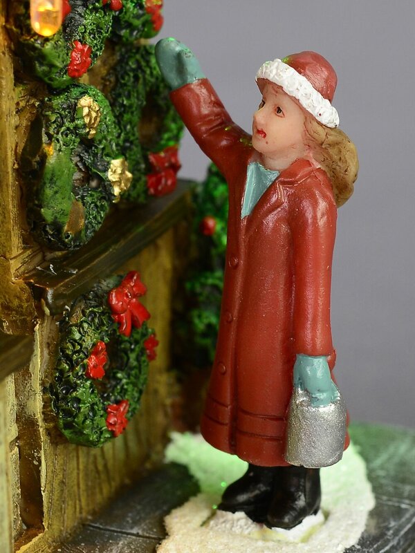 Illuminated Wreath Stall Scene - 11cm
