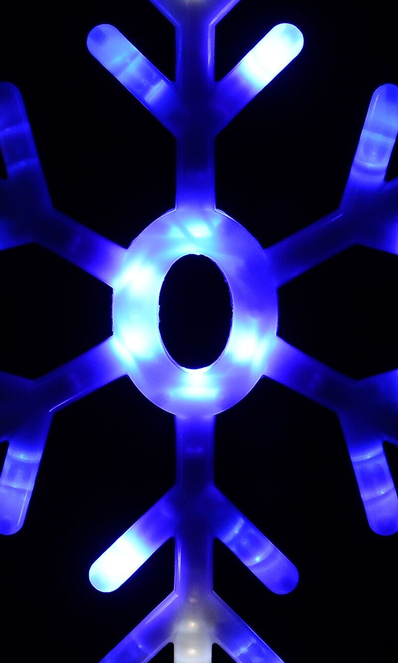 Plastic Tube Snowflake Light in Blue & White - 61cm
