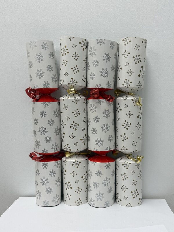 50x Gold Stars & Silver Snowflakes White Christmas Bon Bons (Crackers) | 31cm